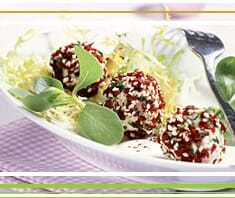 Frischkäse-Cranberries-Kügelchen auf frischem Salat der Saison | Rezept