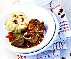 Gulasch mit Serviettenknödel | Rezept