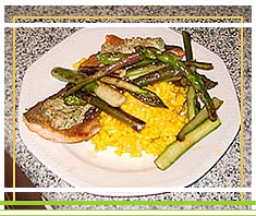 Safranrisotto, Lachsforellenfilet & Grünspargel | Rezept