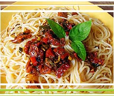Spaghetti con peperoni e pomodori secchi | Rezept