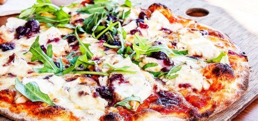 Knusprige Pizza mit Feta und Oliven | Rezept