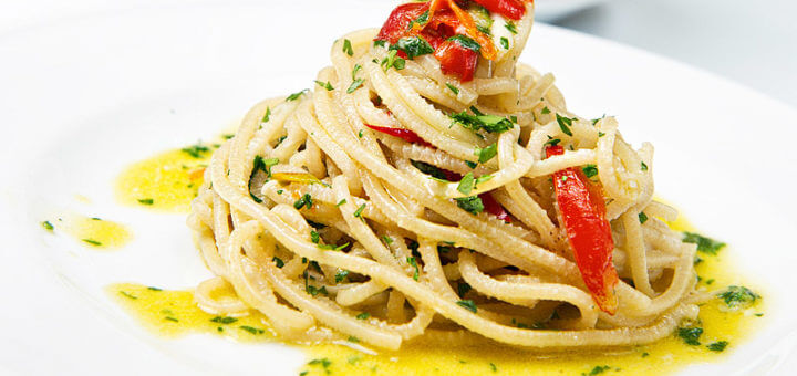 Spaghetti mit Pfefferoni, Knoblauch, Basilikum | Rezept