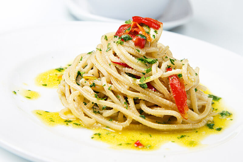 Spaghetti mit Pfefferoni, Knoblauch, Basilikum | Rezept