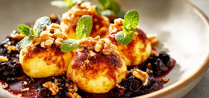 Topfenknödel mit Ingwer-Hollerröster | Rezept