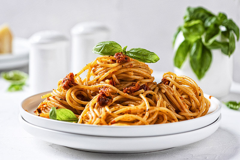 Spaghetti con peperoni e pomodori secchi | Rezept