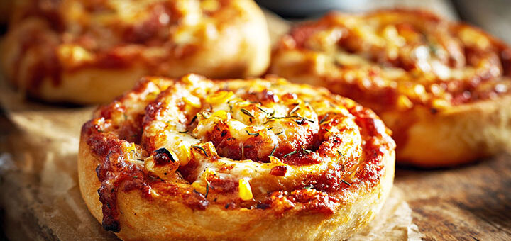 Saftige Pizzaschnecken mit herzhaftem Belag