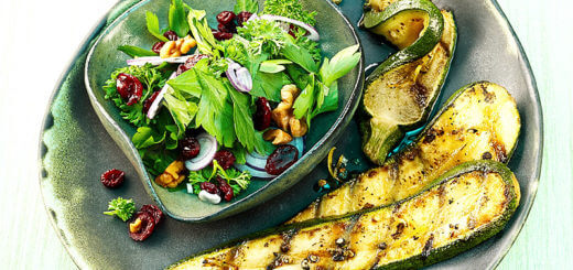 Gegrillte Zucchini mit Cranberry-Petersilien-Salat | Rezept