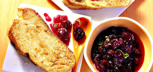 French Toast mit Cranberry-Sauce | Rezeptfoto