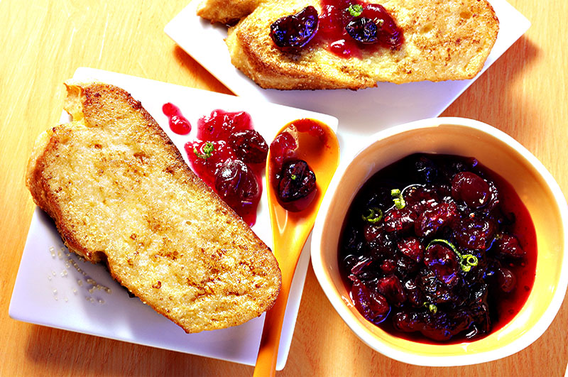 French Toast mit Cranberry-Sauce | Rezeptfoto