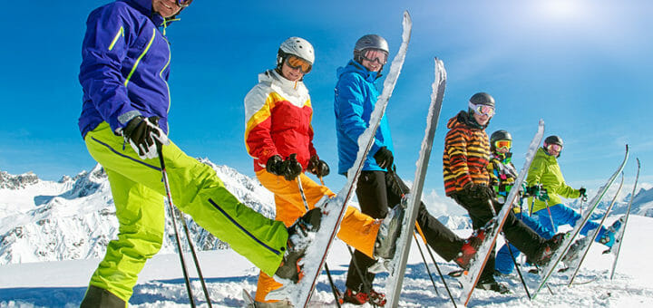 Richtiges Stretching auf der Piste - Gruppe Skifahrer in der Reihe