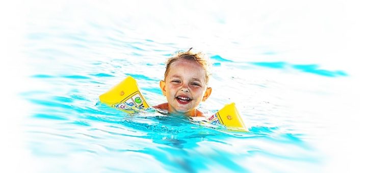 Vorsicht am Wasser: So beugen Sie Badeunfällen mit Kindern vor