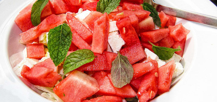 Sommerlicher Wassermelonen-Feta-Salat mit Minze | Rezept