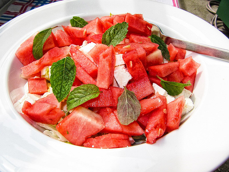 Sommerlicher Wassermelonen-Feta-Salat mit Minze | Rezept