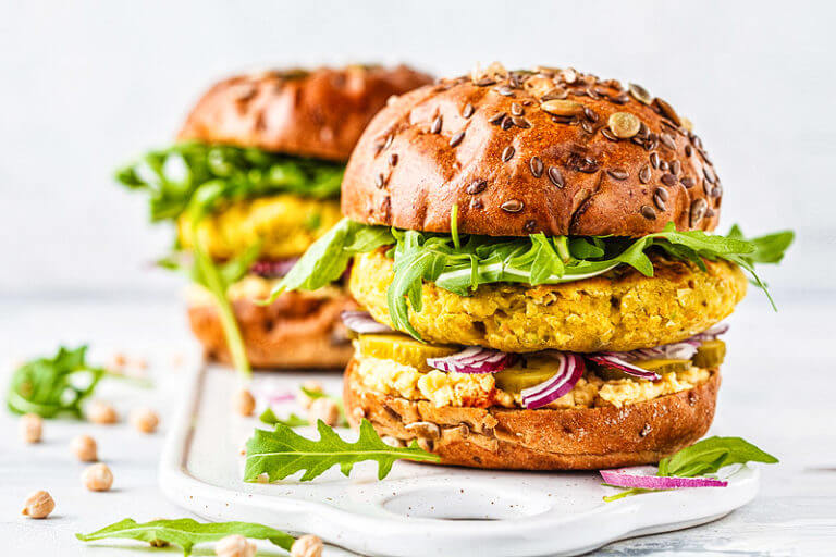 Veganer Kichererbsen Burger mit Hummus | Rezept » gesund.co.at