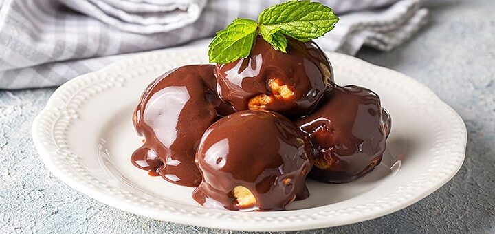 Prächtig-einfache Profiteroles mit Schokosauce | Rezept