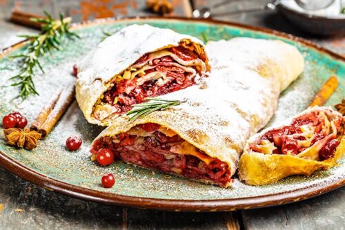 Weihnachtsstrudel mit Kirsch-Walnuss-Cranberry-Füllung | Rezept ...