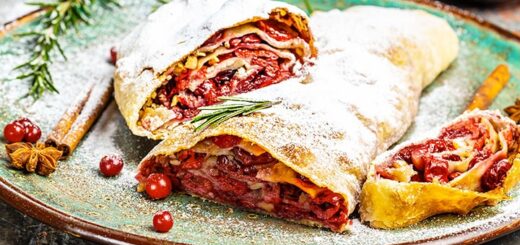 Weihnachtsstrudel mit Kirsch-Walnuss-Cranberry-Füllung | Rezept