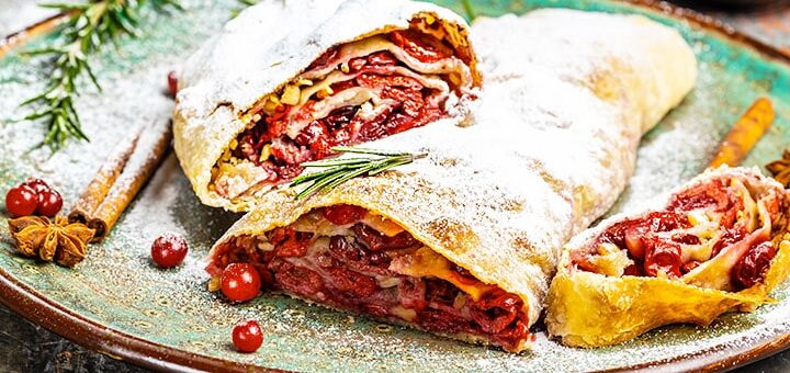 Weihnachtsstrudel mit Kirsch-Walnuss-Cranberry-Füllung | Rezept