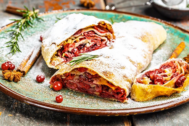 Weihnachtsstrudel mit Kirsch-Walnuss-Cranberry-Füllung | Rezept