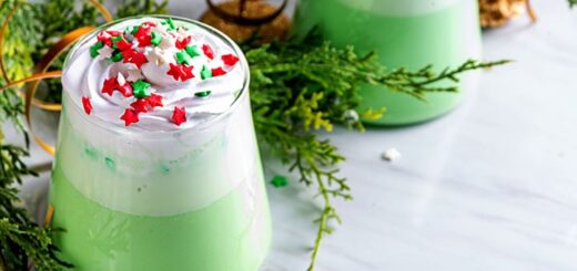 Weihnachtlicher grüner Matcha Latte | Cremiges Winterrezept