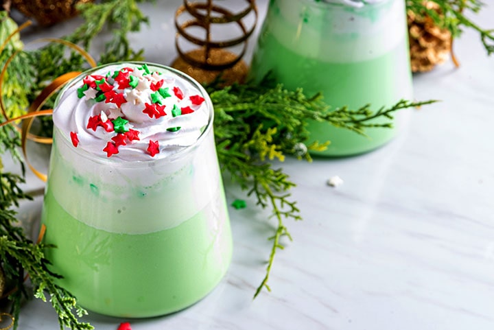 Weihnachtlicher grüner Matcha Latte | Cremiges Winterrezept » gesund.co.at