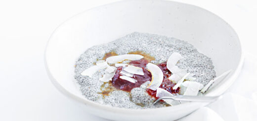 Veganer Chia Pudding mit Kokoschips | Rezept