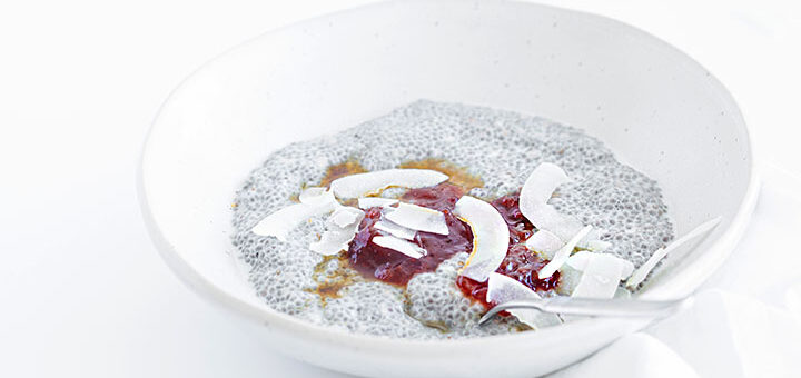 Veganer Chia Pudding mit Kokoschips | Rezept