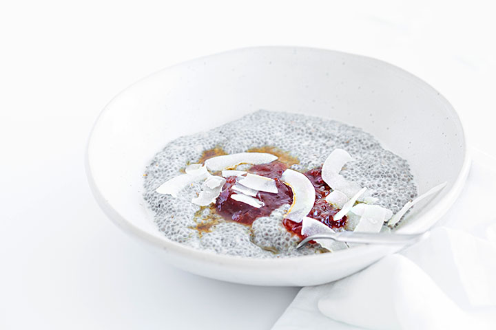 Veganer Chia Pudding mit Kokoschips | Rezept