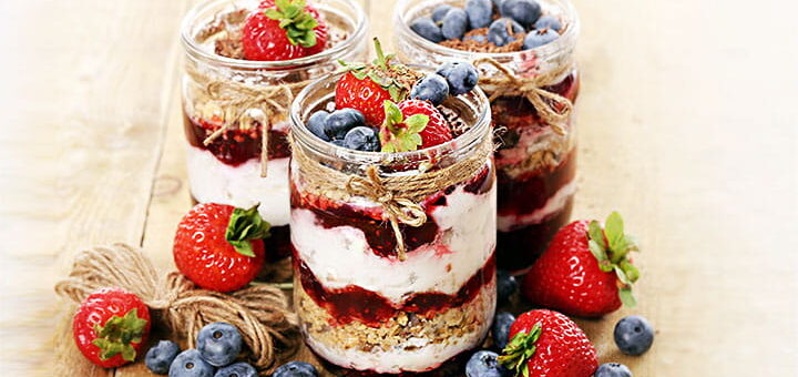 Joghurt-Granola mit frischen Beeren | Rezept