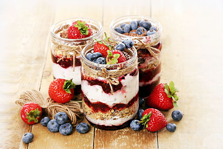 Joghurt-Granola mit frischen Beeren | Rezept