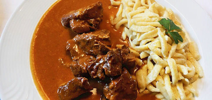 Wiener Saftgulasch mit Spätzle | Rezept