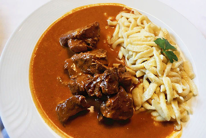 Wiener Saftgulasch mit selbstgemachten Spätzle | Rezept