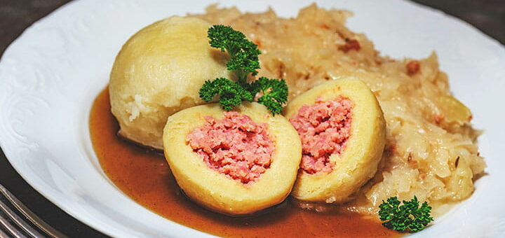 Wurstknödel mit Sauerkraut und Saft