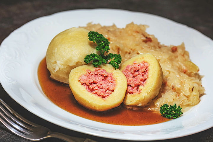 Wurstknödel mit Sauerkraut und Saft